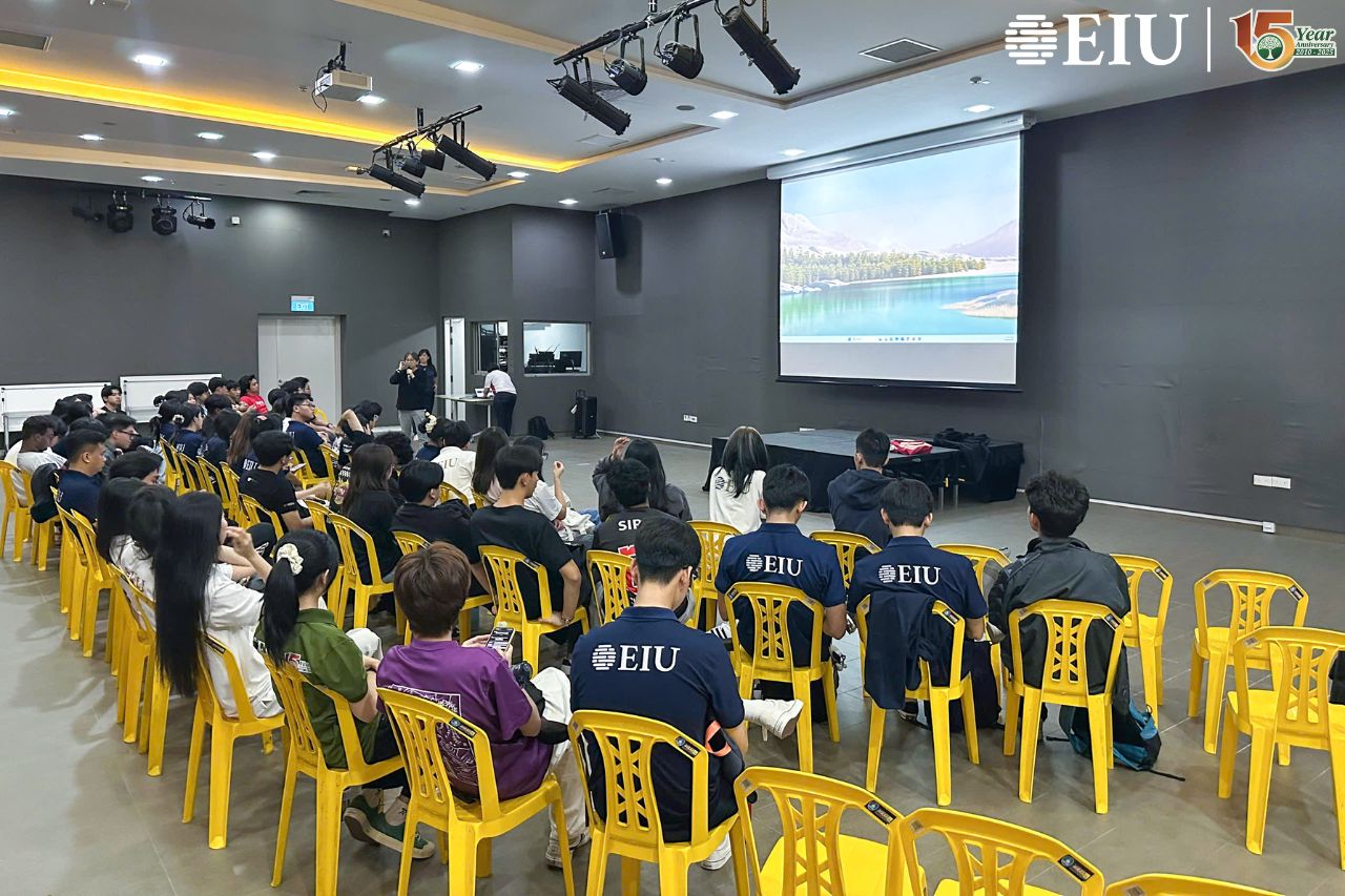 Sinh viên EIU lắng nghe ý kiến từ các chuyên gia