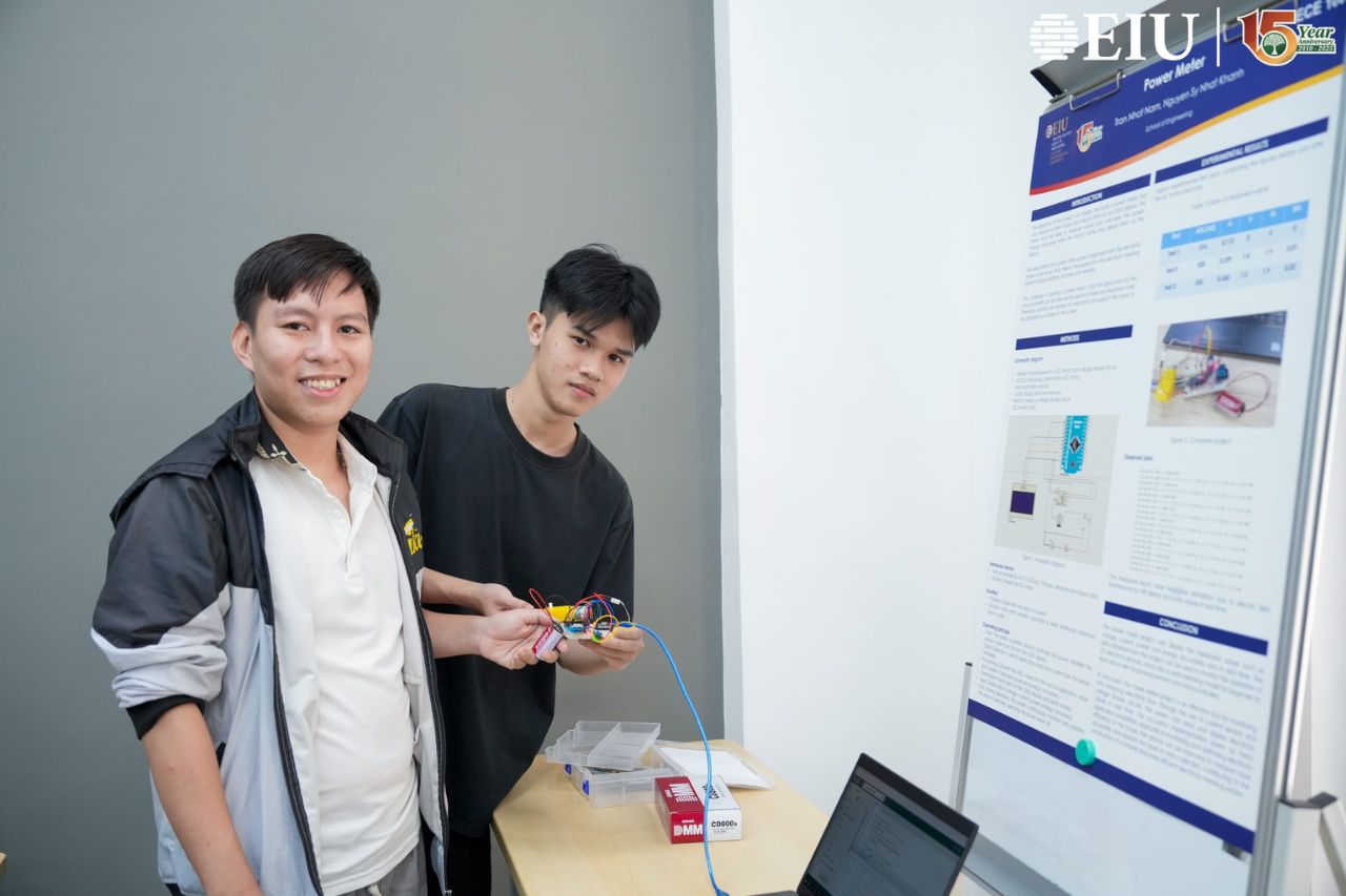 Sinh viên trình bày poster và sản phẩm